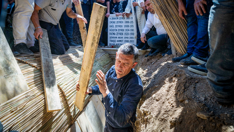 CHP lideri Özel yol arkadaşı Ferdi Zeyrek'i bizzat defnetti