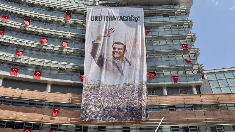 CHP Genel Merkezi'ne Ferdi Zeyrek pankartı: Unutmayacağız!