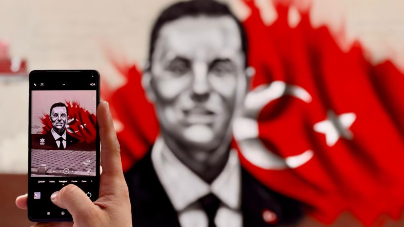 Balıkesir’de Ferdi Zeyrek’in resmi grafitiyle okul duvarına işlendi