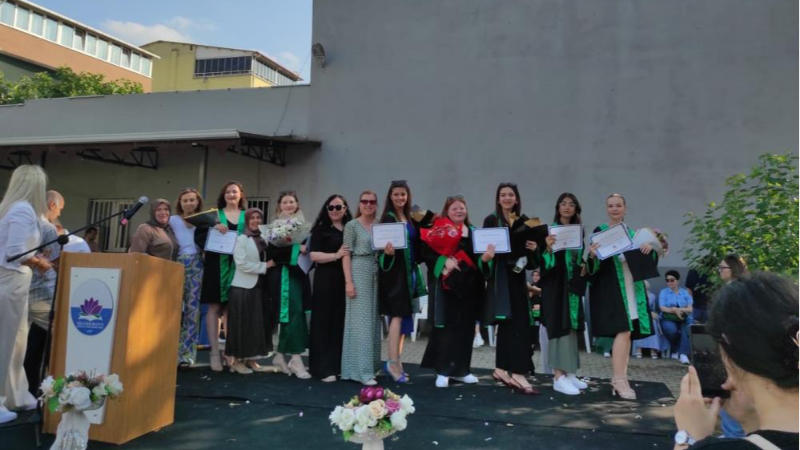 Gidemedikleri okullarında mezuniyet coşkusu yaşadılar