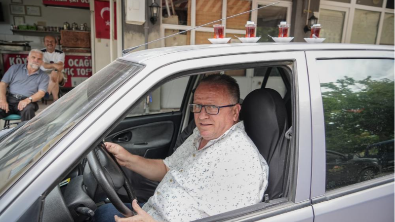 Espri olsun diye 50 metre öteden otomobille çay servis ediyor