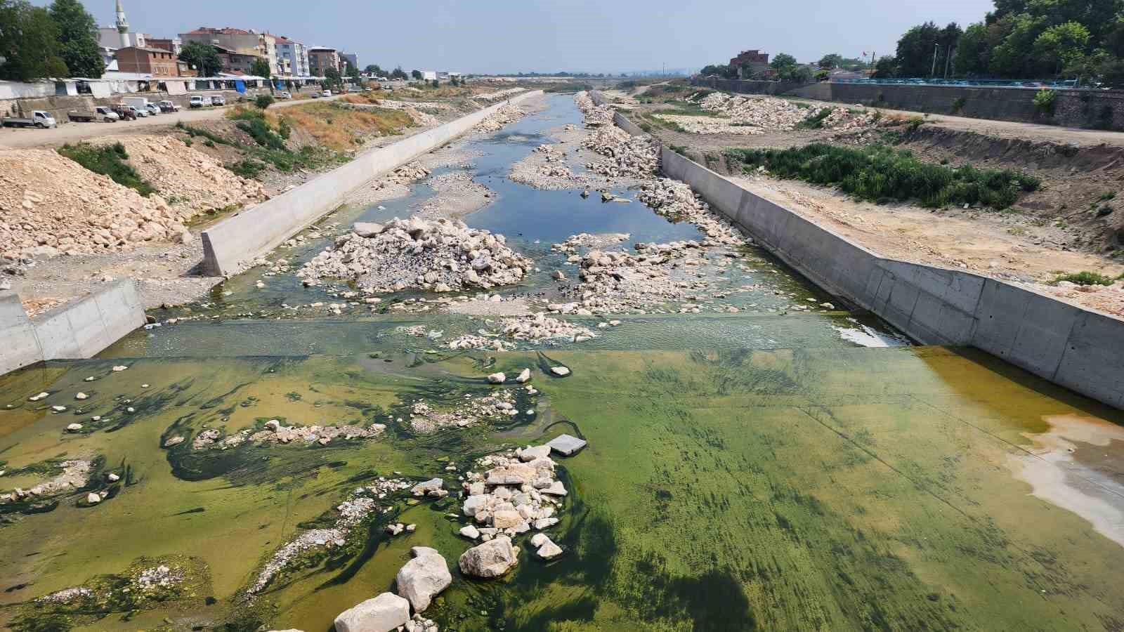 Mustafakemalpaşa'da dere ıslah çalışması yine durdu