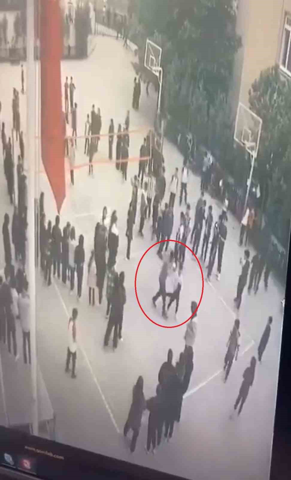 Öğretmenden öğrenciye su sıçrattın dayağı kamerada
