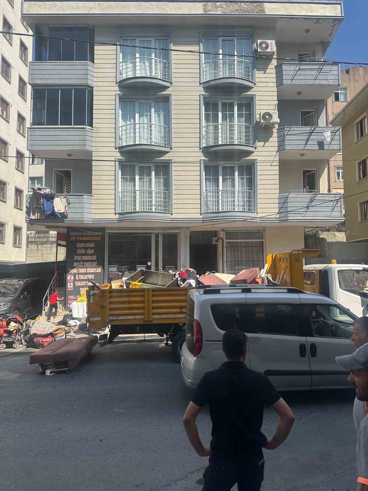 Eyüpsultan’da çöp ev bina sakinlerini çileden çıkardı
