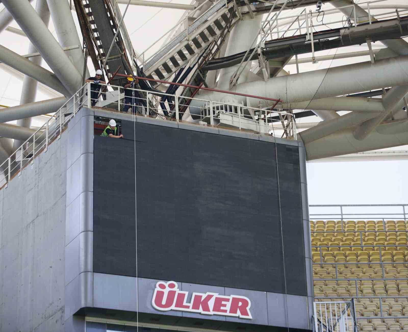 Fenerbahçe stadındaki scoreboardlar yenileniyor
