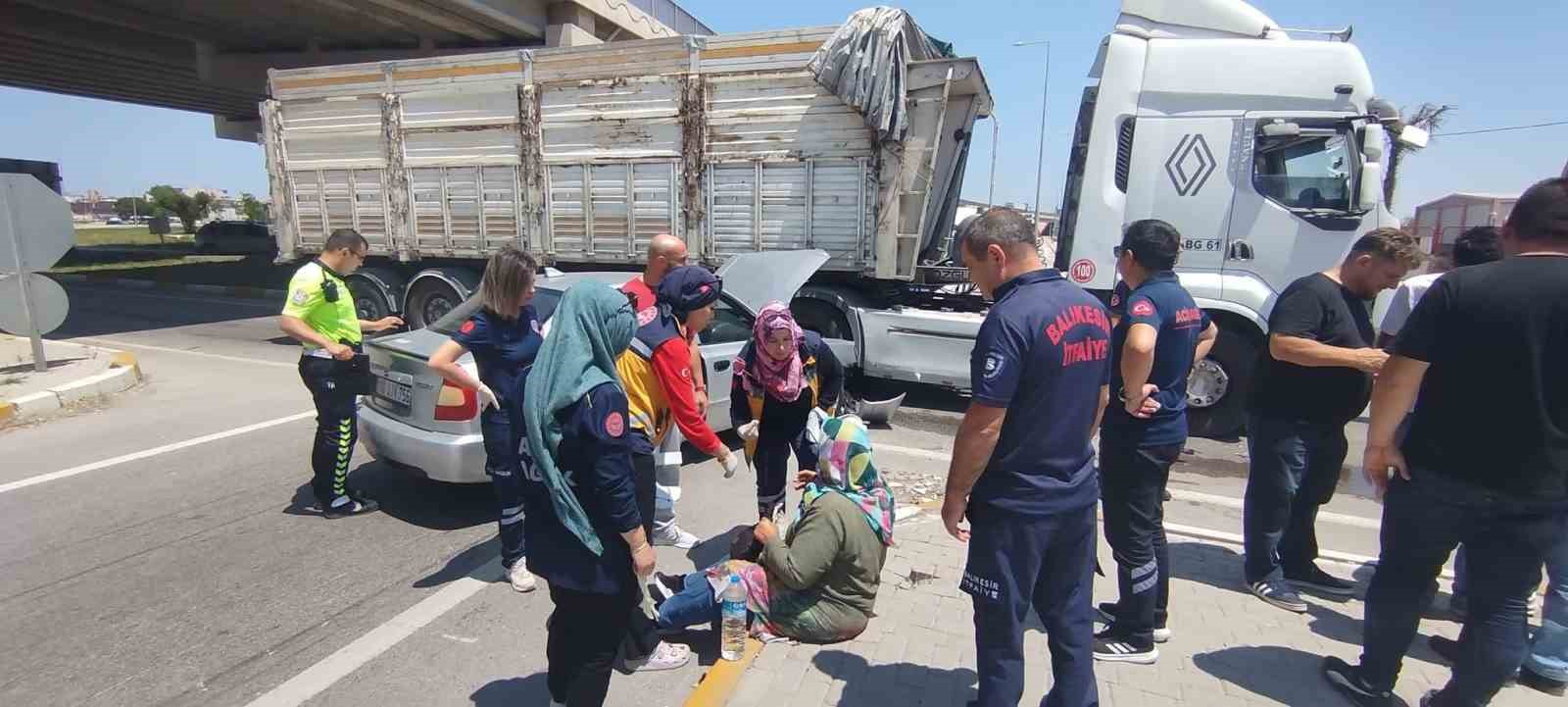 Bandırma’da otomobil ile çekici böyle çarpıştı: 2 yaralı