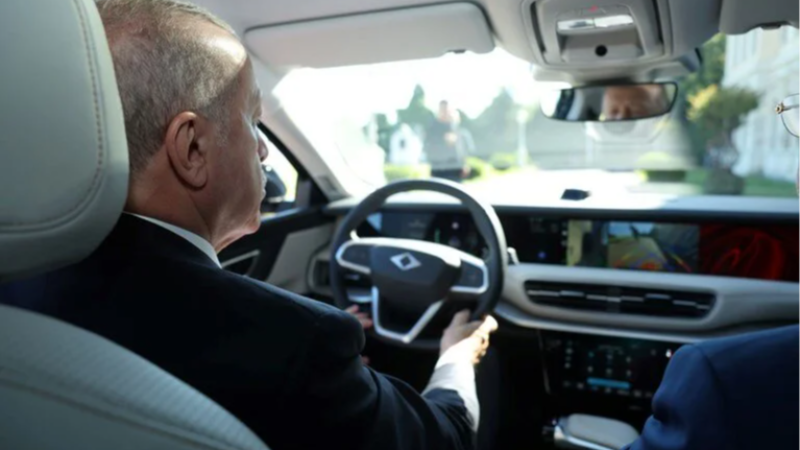 Cumhurbaşkanı Erdoğan Togg'un yeni modelini kullandı