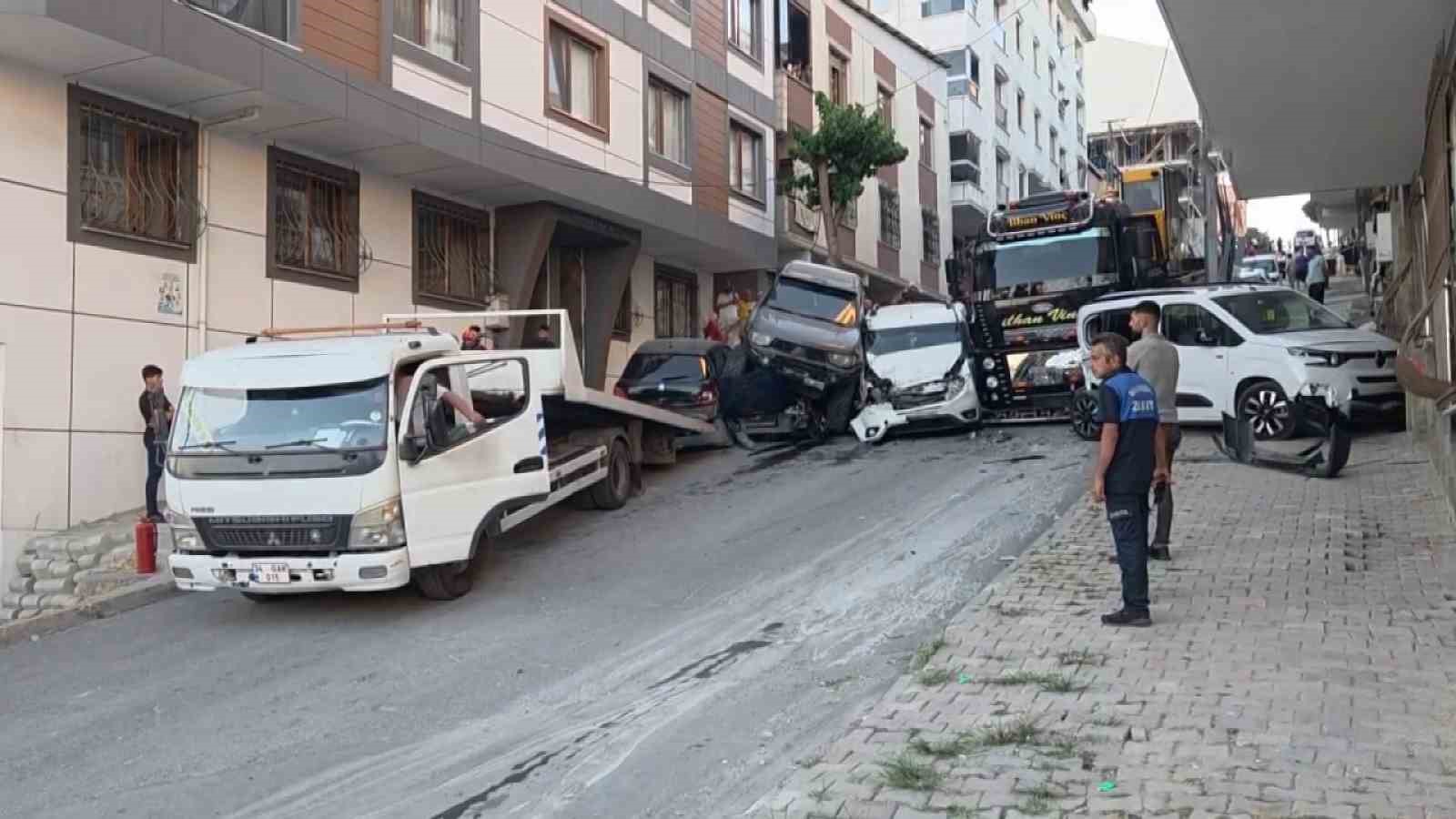 Başakşehir’de kontrolden çıkan vinç dehşet saçtı
